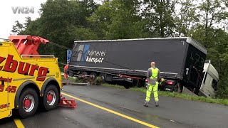 04092024  VN24  LKW rutscht in einen Wald  Neuer Abschleppwagen das erste mal in Gebrauch [upl. by Ratha]