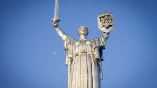 Ukraine montiert Hammer und Sichel von Monument in Kiew ab [upl. by Morgun]