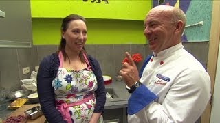 Gevulde chocoladetaart  SOS Piet  VTM Koken [upl. by Llenram]