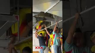 Hinchas colombianos entrando por la ventilación colombia copaamérica2024 verguenza usa eeuu [upl. by Ulphiah]