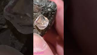 صخر الكمبرليت البركاني حاضن بلورات الألماس Kimberlite rock diamond [upl. by Eiramanitsirhc509]