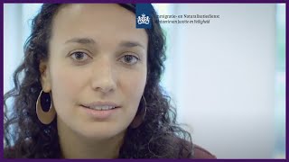 Sara hoor en beslismedewerker bij de Immigratie en Naturalisatiedienst [upl. by Gitel]