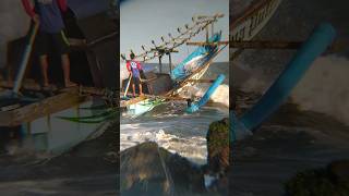 Skill telong lewati ombak besar fisherman shortvideos viralvideo [upl. by Hcirteid274]