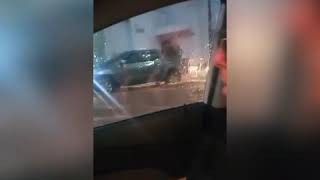 Chuva em Uberlândia dentro do veículo motorista filma o próprio carro sendo engolido pela água [upl. by Ridglee]