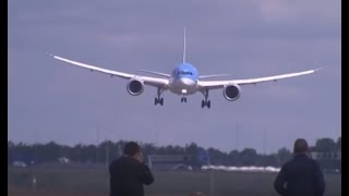 Piloot Dreamliner haalt grapje uit vliegtuigspotters in paniek [upl. by Netfa]