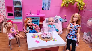 Play doh fun  Elsa amp Anna toddlers  Barbie dolls  Chelsea  pretend food [upl. by Hatnamas]