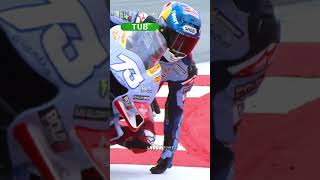 Почему гонщики MotoGP касаются краев поворота [upl. by Martina75]