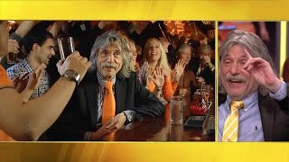 Johan Derksen wordt herinnerd aan megahit  VOETBAL INSIDE [upl. by Erme478]