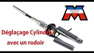 Mobylette  Déglaçage cylindre avec un rodoir à cylindre [upl. by Atinehc537]