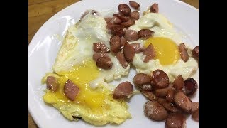 Saucisses frites avec des œufs brouillés au petit déjeuner Saucisse alevins oeuf [upl. by Marquet315]