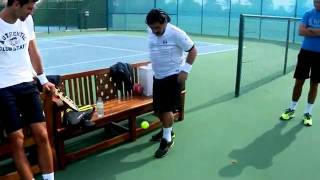 Maradona impresiona a Djokovic dominando pelota de tenis [upl. by Burta]