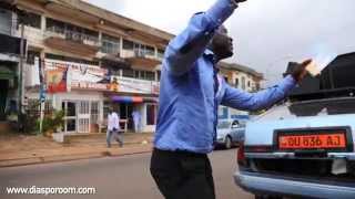 Il chante le Christ dans les rues de Yaoundé au Cameroun Quartier Bastos [upl. by Ahseekan138]