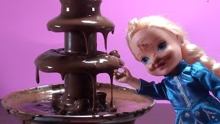 Elsa and Anna toddlers CHOCOLATE FOUNTAIN and cupcakes Elsa gets dirty amp go to the swimming pool [upl. by Cohl]