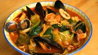 Spicy seafood and meat mixed noodle soup Jjamppong 짬뽕 [upl. by Ahsyas825]