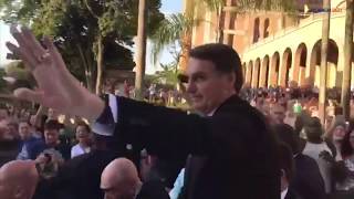 Bolsonaro chega na missa de Nossa Senhora Aparecida [upl. by Yahc947]