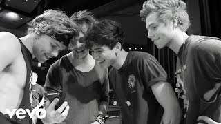 5 Seconds of Summer  She Looks So Perfect Live VEVO LIFT [upl. by Ahsram948]