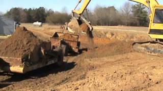 Cat 225 loading out dirt pans [upl. by Yrbua]