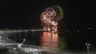 Copacabana celebra 2024 com tradicional queima de fogos  AFP [upl. by Acined]