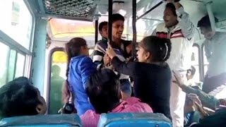 Inde  deux soeurs héroiques repoussent leurs agresseurs dans un bus [upl. by Winther]