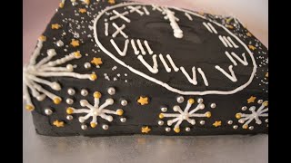 Blechkuchen aufpeppen Silvester Buttercreme Torte mit Uhr und Feuerwerke [upl. by Ahsienor543]