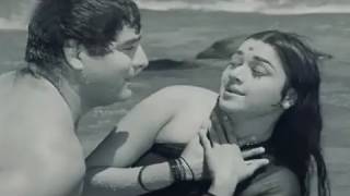 Yeh Kaun Hain Jiske  Asha Bhosle Mahendra Kapoor Aurat Song [upl. by Ranip]