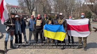 Ucraina volontari bielorussi a Odessa quotSupportiamo la guerra contro linvasore russoquot [upl. by Cavit]