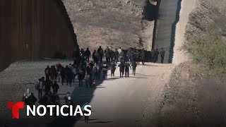 Coyote cuenta cómo cruza a cientos de migrantes por la frontera de Arizona  Noticias Telemundo [upl. by Hansel]