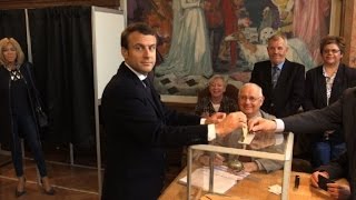 Présidentielle Macron a voté au Touquet [upl. by Whittaker659]