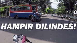 ROADRAGE  Langgar Lampu Merah Metro Mini Tabrak Pemotor [upl. by Hurwitz698]