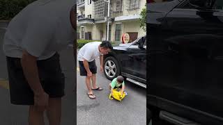 The Car Owner Lost His Money And The Cute Baby Waited For Him funnygoodboyemotional cute [upl. by Assyla]