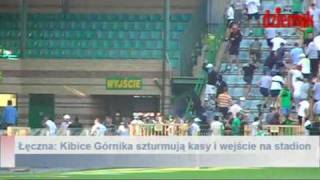 Łęczna Kibice Górnika szturmują kasy biletowe i stadion [upl. by Cilka331]