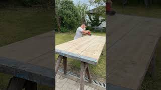 Wie du aus Gerüstbohlen ganz einfach einen Gartentisch bauen kannst 🛠️😍 woodwork table tisch [upl. by Adnamas358]