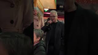 Herbert Grönemeyer singt „Kaltes Berlin“ mit einem Chor auf dem Weihnachtsmarkt shorts [upl. by Arsuy]