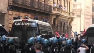 Casa scontri in via del Tritone Assaltato un blindato dei carabinieri [upl. by Onitnatsnoc]