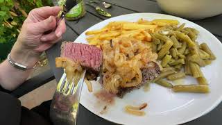 Steak mit gebratenen Zwiebeln Medium rare anglais zubereiten am Weber Spirit Grill [upl. by Llebyram]