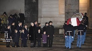 Dronning Margrethe og familien i sorg ved Christiansborg Slotskirke [upl. by Kinsman]