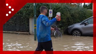 Alluvione Campi Bisenzio i viveri arrivano con i gommoni li portano gruppi di volontari [upl. by Neiviv656]