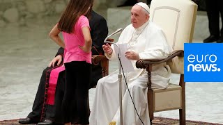 Le pape François interrompu par une jeune fille pendant son audience [upl. by Nellac]