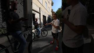 Litigo con il Cafone in bicicletta elettrica che corre sul marciapiede mentre fa una videochiamata [upl. by Ackley]