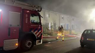 Rookmelder redt leven van slapende bewoner bij woningbrand in Drachten [upl. by Lyrrehs]