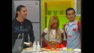 Anahí y Poncho abrazados  cocinan en Muevete [upl. by Ycnan]