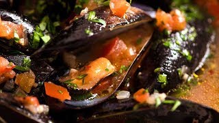 How to Cook Mussels  Steamed Mussels with Garlic White Wine Sauce [upl. by Juta]