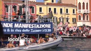 Venezia No Grandi Navi fumogeni e slogan al passaggio [upl. by Pinkham529]