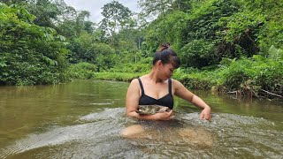 Encounter with a school of TERRIBLE FISH  Catches Fish in Flood Season  Living Alone Off the Grid [upl. by Arahas]