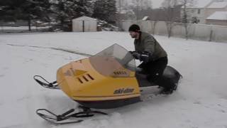 Old School Snowmobile Fun 1987 Skidoo Safari 377 [upl. by Nahgem]