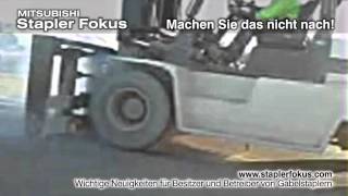 Staplerfahrer verliert seinen Job durch rücksichtlosen Stunt [upl. by Marco215]