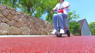 「Airwheel SE3」3 wheel electric scooterscooter suitcaseriding luggage Available Now in 2019 [upl. by Enilrahc]