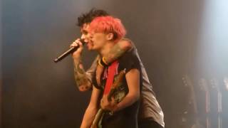 Fan plays Billie Joes guitar on stage with Green Day in Chicago  When I come around amp Basket case [upl. by Yeoz990]