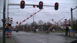 Spoorwegovergang Helmond  Dutch railroad crossing [upl. by Durand]