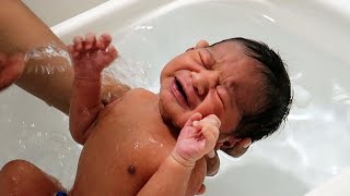 Newborn baby bathing in hospital  How to do first baby bathing in hospital  1 day old baby [upl. by Amiaj]